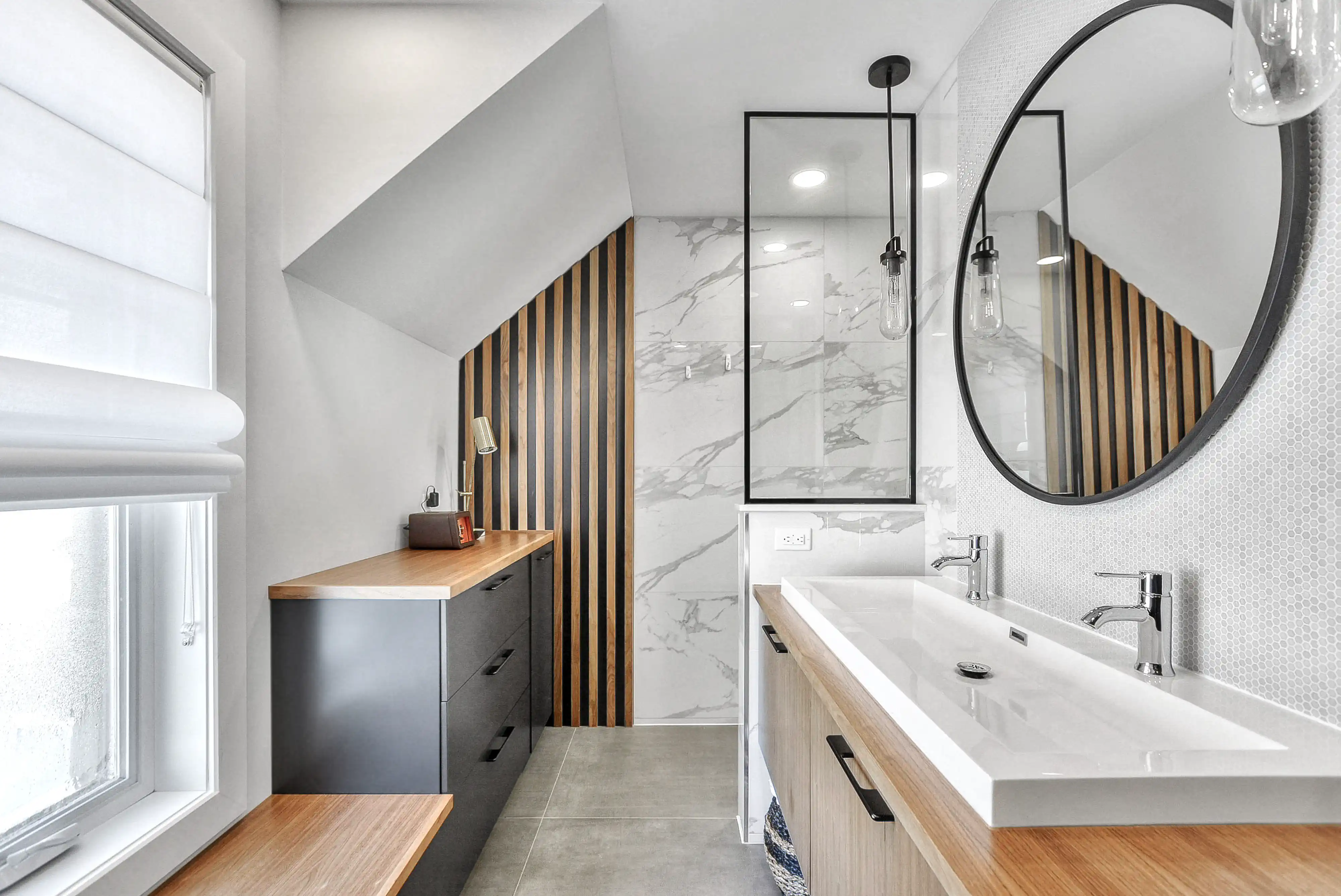 Salle de bain moderne minimaliste avec des murs en marbre blanc, une double vasque et une douche avec porte en verre, intérieur signé Sarah Brown Design